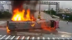 Video: Kinh hoàng xe cẩu đâm xe bồn chở xăng, bốc cháy ngùn ngụt