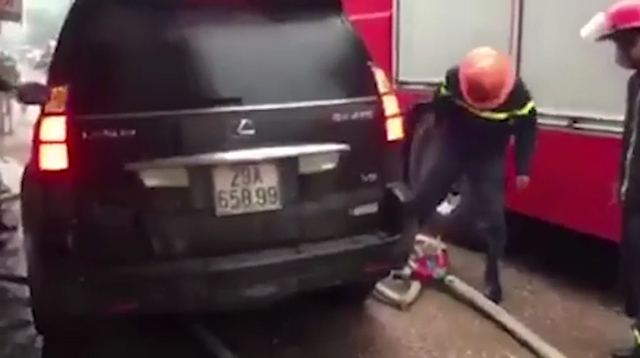 video lexus co tinh chen len voi phun nuoc khi linh cuu hoa dang lam nhiem vu