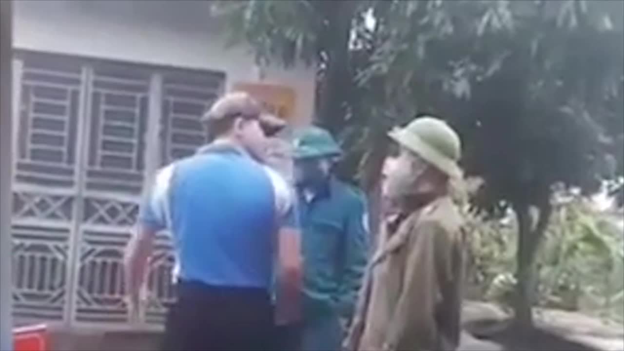 video nguoi dan ong lang ma doa danh to cong tac khi bi nhac deo khau trang