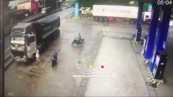 Video: Bị nhắc nhở vì đi ngược chiều, tài xế xe tải đánh tới tấp chủ xe máy