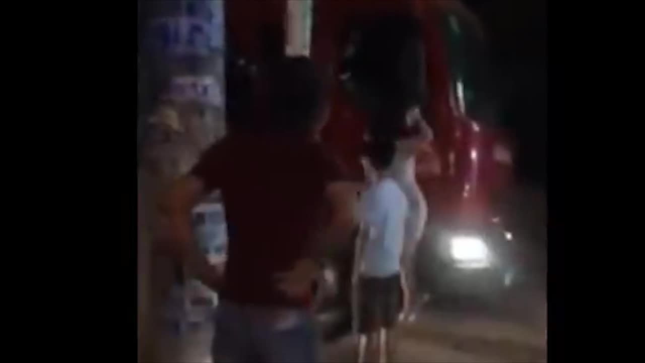 video nguoi phu nu kien quyet chan xe cuu hoa vi ly do bat ngo