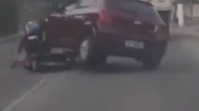 video nguoi phu nu bi o to chen thang len nguoi sau khi tranh cai