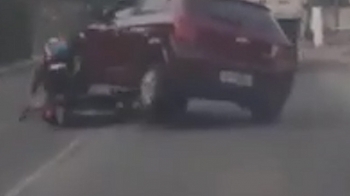video nguoi phu nu bi o to chen thang len nguoi sau khi tranh cai