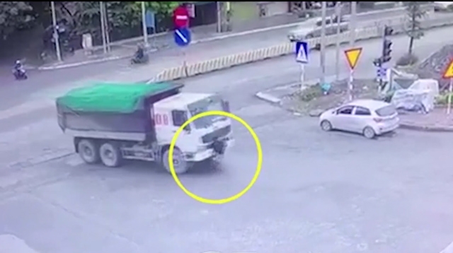 video xe tai bat ngo cuon co gai di bo vao gam can nat chan nan nhan