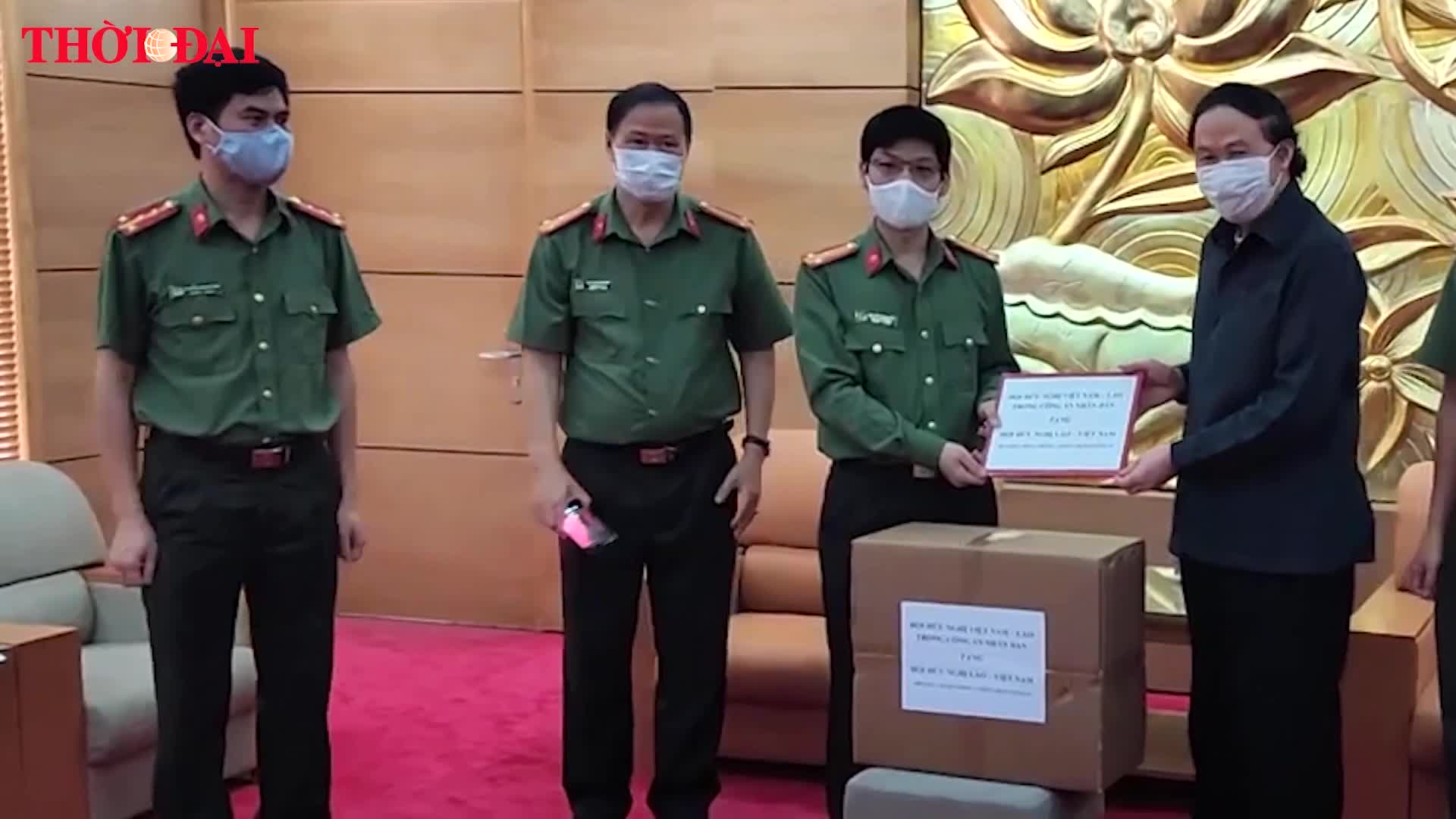 video hoi huu nghi viet lao trong cand trao 100 trieu dong va 1000 khau trang y te