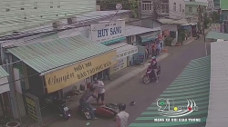 video phong xe may giat tui xach roi nga ten cuop bi nguoi dan danh bam dap