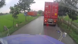 Video: Container mất lái, "hạ cánh" xuống ruộng lúa