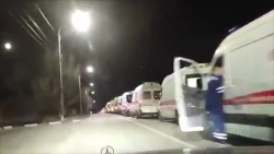 Video: Hàng dài xe cứu thương trên đường chở bệnh nhân COVID-19