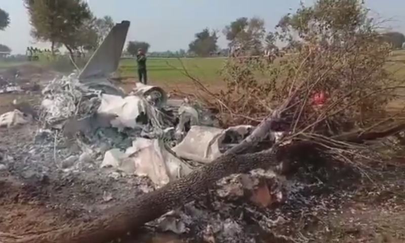 Video: Hai sĩ quan tử nạn sau khi máy bay quân sự rơi bất ngờ
