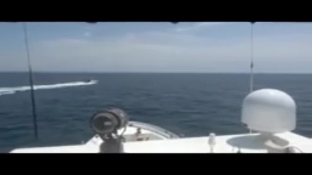 video cac xuong may vu trang cua iran giam sat tau chien my tren vinh ba tu