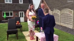 video so covid 19 hai con nho to chuc tiec cuoi cho bo me ngay tai vuon nha