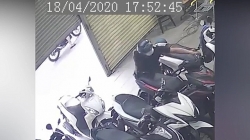 video ten trom be khoa xe may trong 3 giay roi tau thoat giua pho sai gon