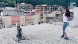 video man danh tennis tren san thuong cuc doc giua mua dich covid 19 o italia