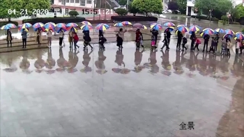 Video: Hàng chục giáo viên cầm ô che mưa cho 900 học sinh giữa dịch COVID-19