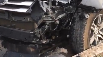 Video: Fortuner thế hệ mới đâm gãy cột đèn nhưng không bung túi khí
