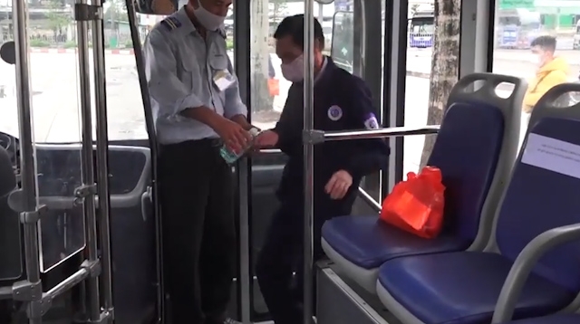 Video: Xe buýt thưa thớt sau ngày nới lỏng giãn cách xã hội