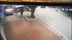 video hai nguoi dan ong di xe tai trom bon nuoc nha dan giua ban ngay