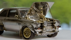"Siêu xe" tý hon Ford Escort được chế tác từ vàng và kim cương
