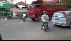 Video: Người đàn ông lao xe máy ngang qua đầu xe tải và cái kết