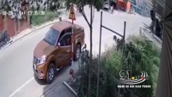 Video: Khoảnh khắc chủ xe máy bất cẩn bị ô tô đâm văng hàng chục mét