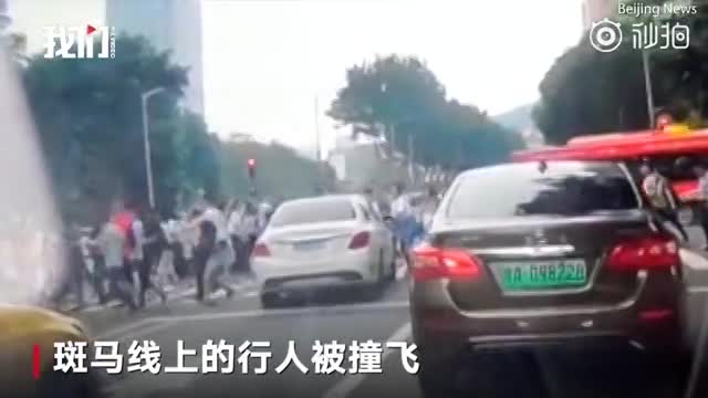 Video: Đang chờ đèn đỏ, nữ tài xế Mercedes húc 13 người bị thương