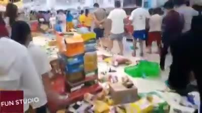 video sieu thi auchan tan hoang nhu bai chien truong vi khach do xo toi mua hang thanh ly