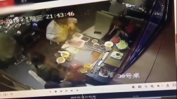 Video: Nồi lẩu bất ngờ nổ tung khiến nữ nhân viên bỏng mặt