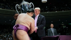 Video: Ông Trump trao "cúp đại bàng" cho nhà vô địch Sumo Nhật Bản