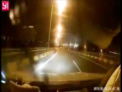 Video: Khoảnh khắc xe máy phóng ngược chiều lao thẳng vào đầu ô tô