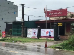 Thanh niên mặc áo mưa, cầm vật nghi súng cướp hơn nửa tỉ đồng tại ngân hàng Agribank
