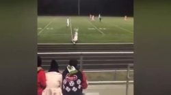 Video: Khó tin cầu thủ vừa nhảy santo vừa ghi bàn thắng bằng... tay đúng luật