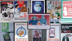 Video: Độc đáo những bức tranh cổ động chống dịch COVID-19 được treo khắp phố phường Hà Nội
