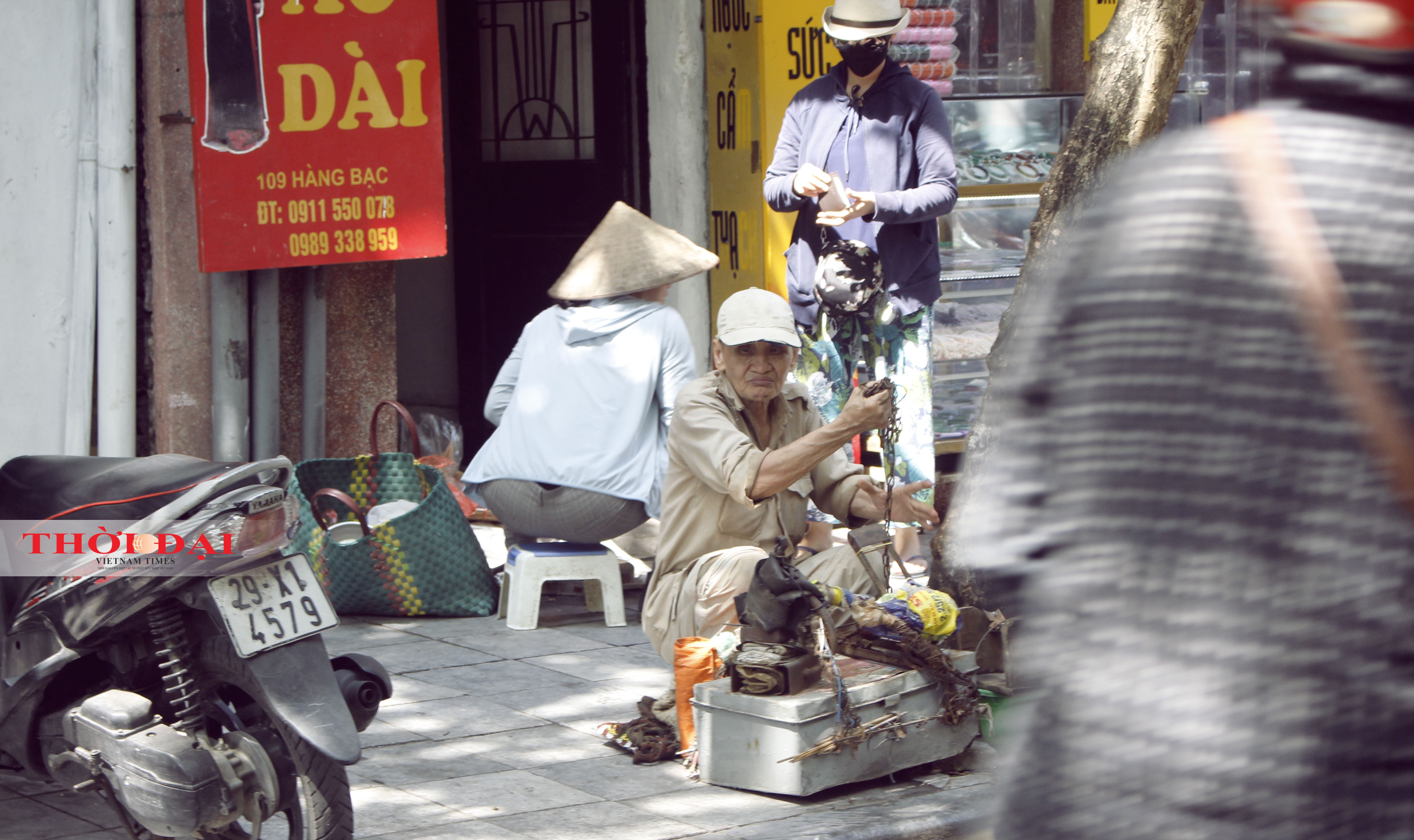 chum anh cuoc song cua nguoi dan o ha noi trong trang thai binh thuong moi