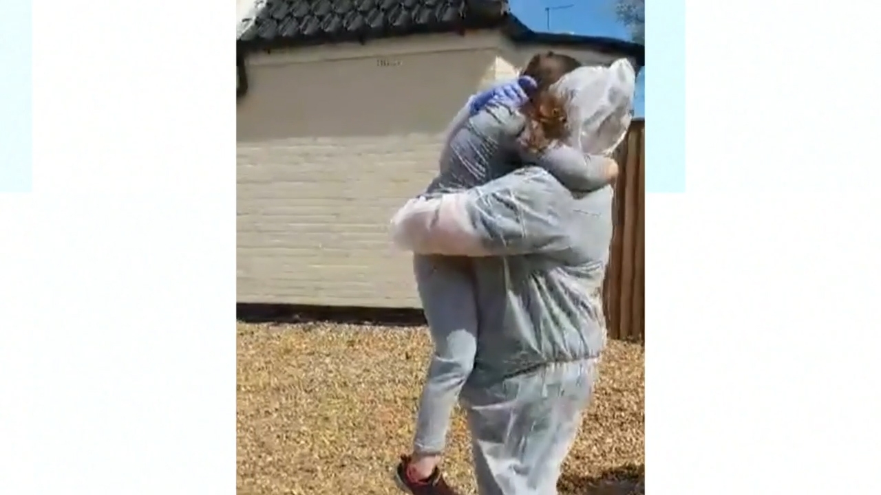 video xuc dong canh nu nhan vien y te mac nguyen bo do bao ho gap con sau 2 thang cach ly