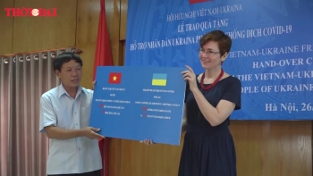 video trao tang 5000 khau trang va tren 300 trieu dong giup nhan dan ukraine chong dich covid 19
