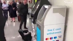 Video: Choáng cảnh cây rút tiền ATM Bitcoin bất ngờ phun tiền ra như mưa