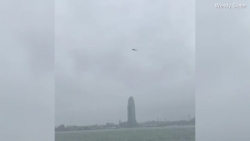 Video: Khoảnh khắc trực thăng lao thẳng xuống toà nhà cao tầng ở New York