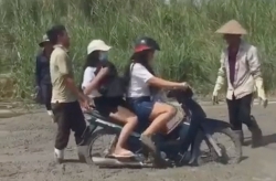Video: Hai cô gái mặc váy ngắn vô tư phóng xe vào đường đang đổ bê tông và cái kết đắng