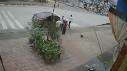 Video: Bà già Thái Nguyên đuổi đánh 4 kẻ xăm trổ chạy trối chết