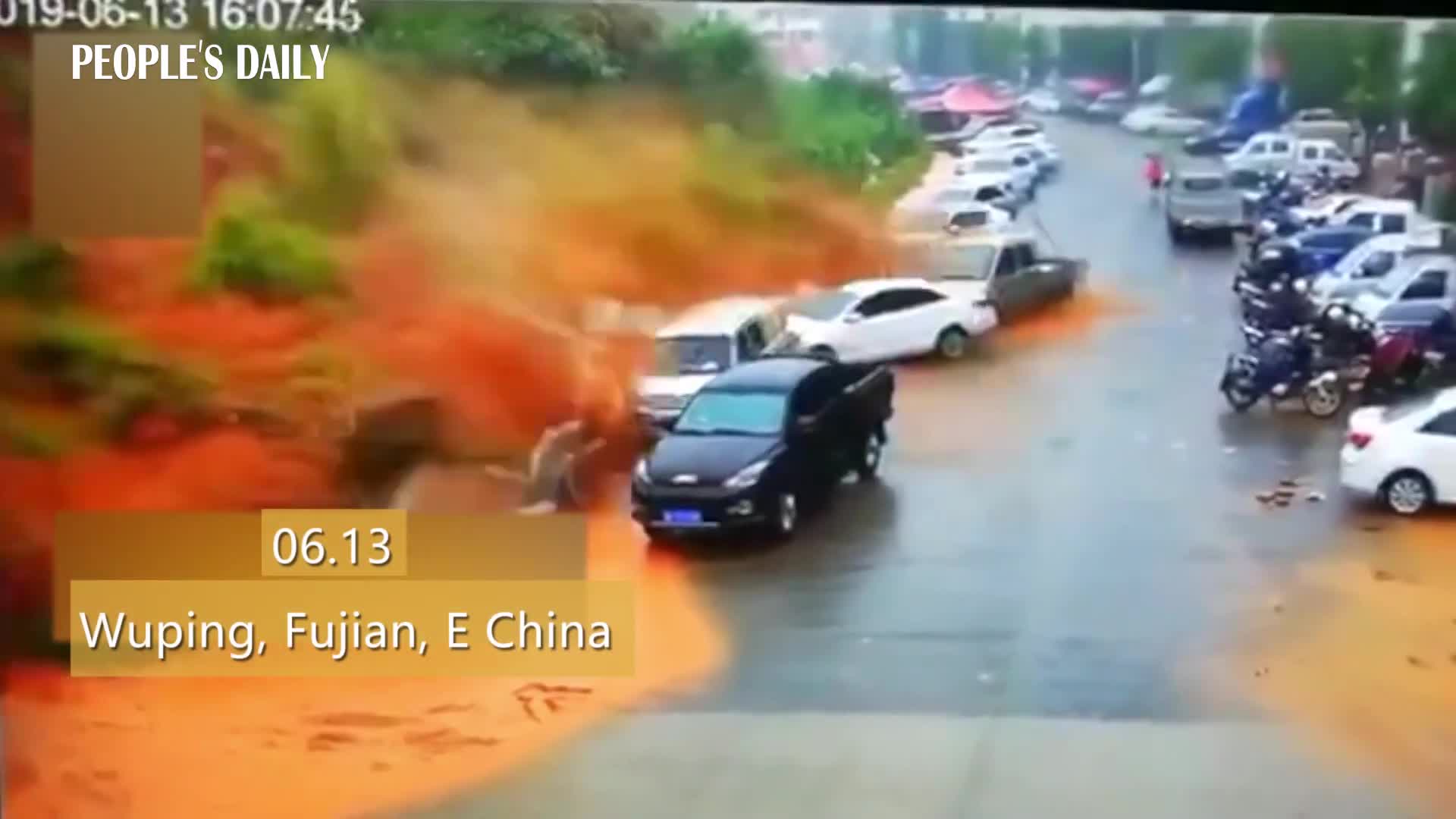 video lo dat nuot chung hang loat o to nhu ngay tan the