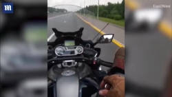Video: Lái xe bằng chân với tốc độ 130km/h dùng tay quay video, người đàn ông chết thảm