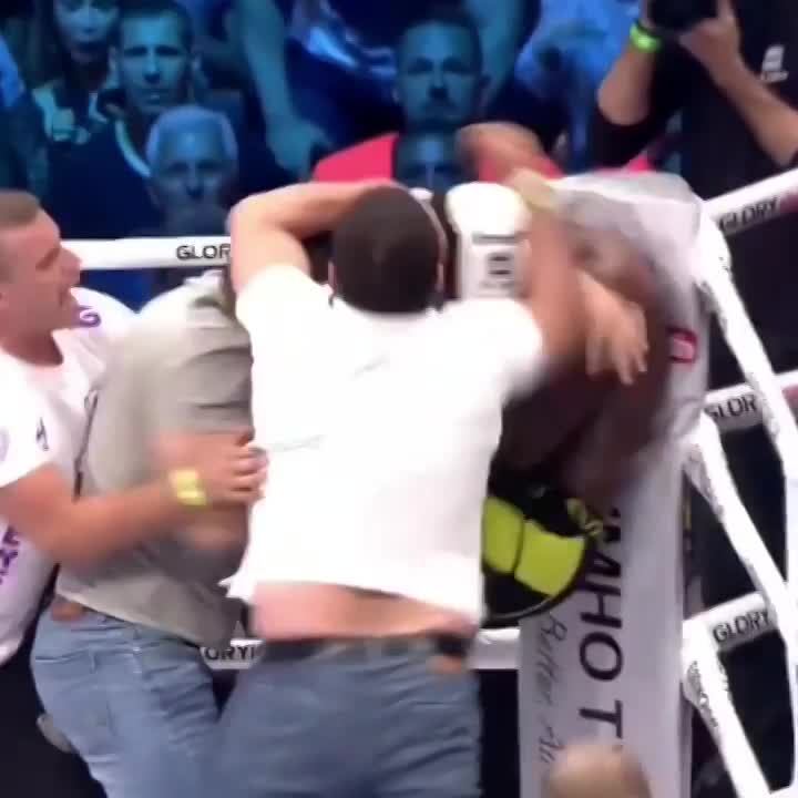 video ha knock out doi thu vo si bi hang loat khan gia lao len danh toi tap
