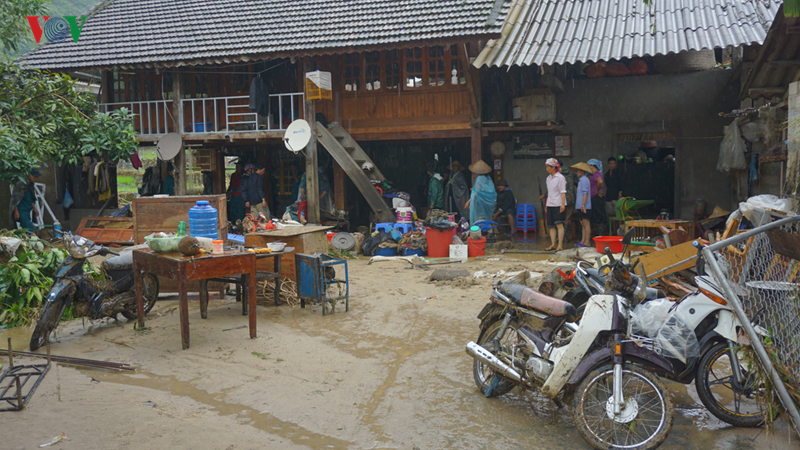 lu quet kinh hoang o sa pa gay sap cau cuon troi nhieu o to va tai san nguoi dan