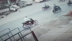 Video: Cú vượt đèn đỏ kinh hoàng khiến 4 người lớn bị thương, bé gái nguy kịch