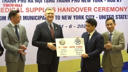 video ubnd thanh pho ha noi trao tang 150000 khau trang ung ho nguoi dan va chinh quyen thanh pho new york