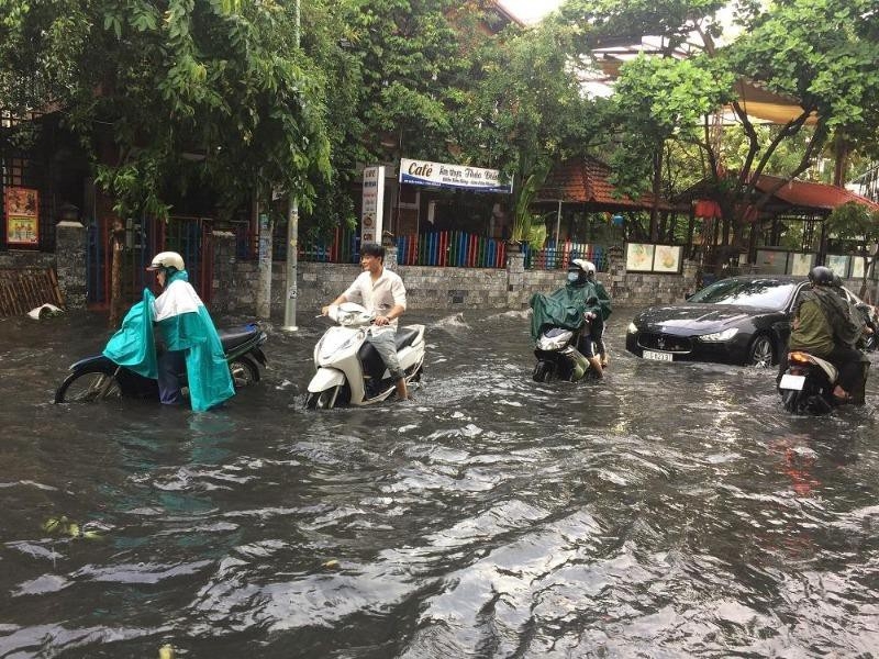 video nguoi dan va xe co boi giua pho sai gon sau con mua tam ta