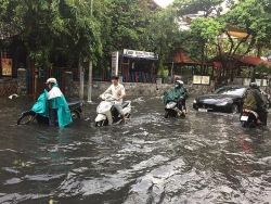 video nguoi dan va xe co boi giua pho sai gon sau con mua tam ta
