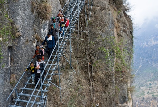video ngoi lang ky la nhat the gioi phai di 2556 bac thang tren suon nui moi den noi