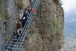 Video: Ngôi làng kỳ lạ nhất Thế giới, phải đi 2.556 bậc thang trên sườn núi mới đến nơi