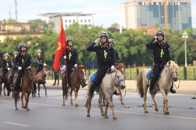 Video: Cận cảnh Đoàn cảnh sát cơ động kỵ binh diễu hành trên Quảng trường Ba Đình